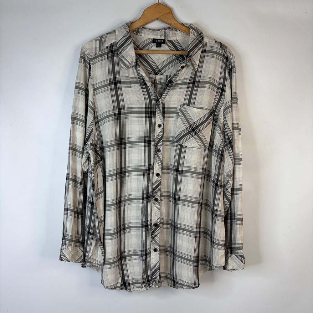 Torrid Button Up Shirt Women 3 Black White Plaid Rayon Long Sleeve Pocket Top